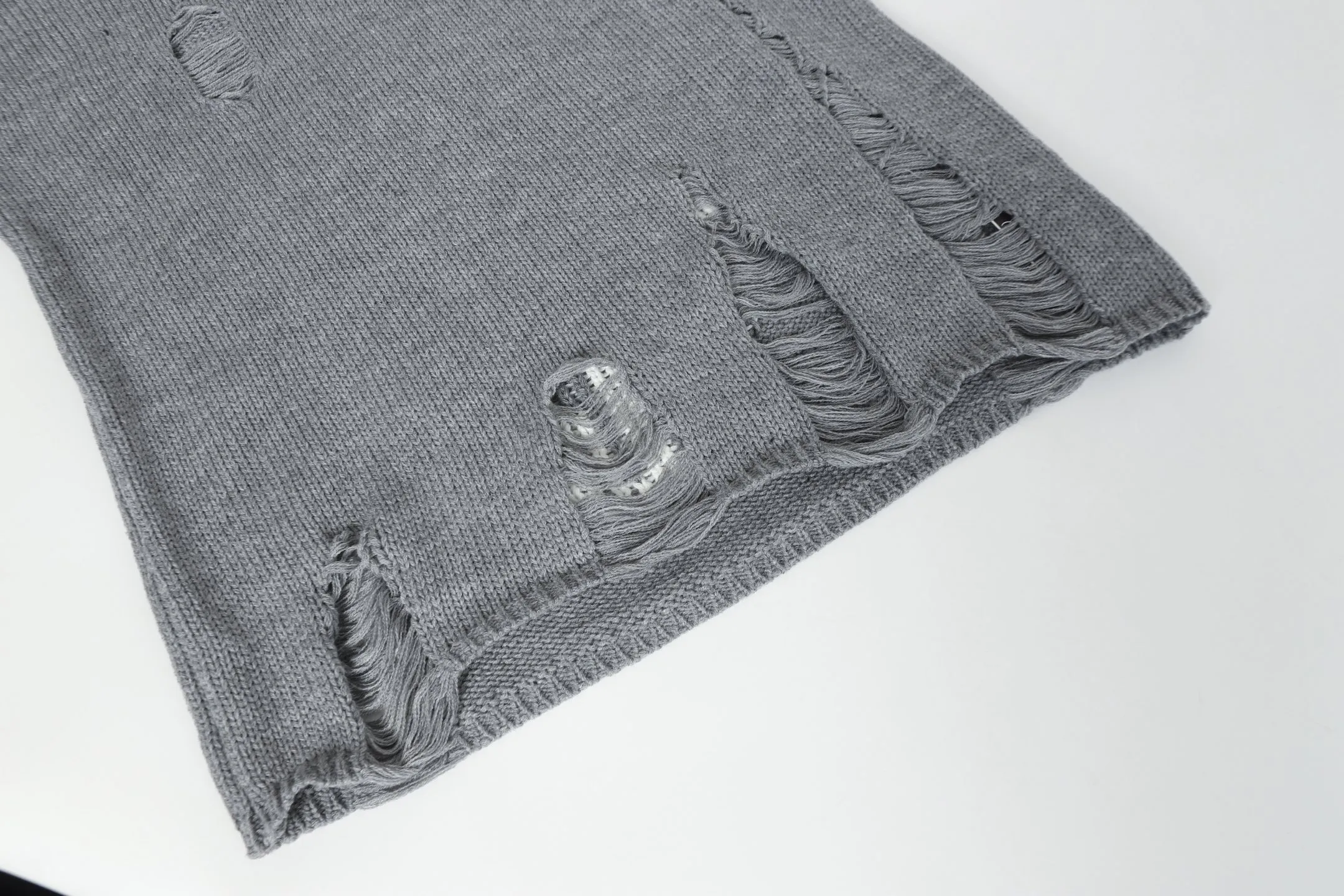 P260 #M901 Cross-border running quantity model, please do not place an order if you pursue quality - Chrome Hearts/Chrome Heart Jacquard Sanskrit Cross✝️Frayed knitted sweater - High weight, high density and high quality. The wool is soft, delicate and skin-friendly. Soft and silky to the touch. Warmth and skin-friendly are excellent. - Custom-woven and dyed with no color difference. No matter the fabric or workmanship details, it beats the ordinary version on the market. - Hardware zipper accessories are all customized and full of details - Color: gray -Size: S M L XL